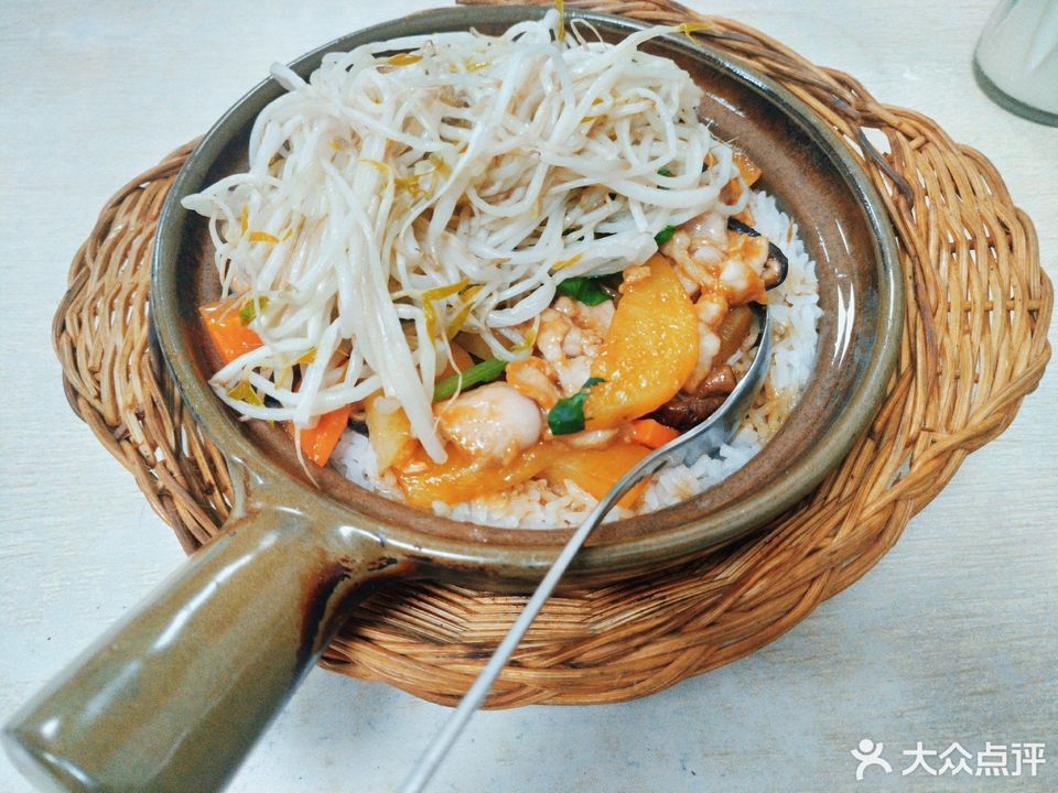 支竹牛肉饭冬菇五花肉饭分类:餐饮;粤菜;煲仔饭;餐馆;小吃;小吃快餐店