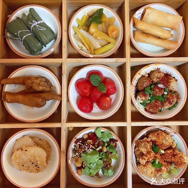 推荐菜:舌尖派对.四川小吃集位于鹰潭市余江区金怡华府夜宵摆摊街