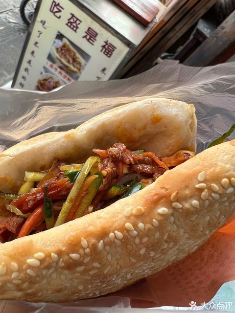 夹牛肉凉粉推荐菜:方酥锅盔(华光楼总店)位于南充市阆中市下华街11号