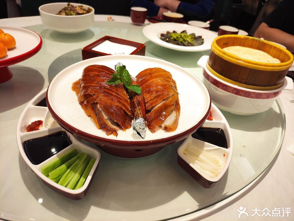 推荐菜:大鸭梨烤鸭店(通州梨园店)位于北京市通州区九棵树西路142号