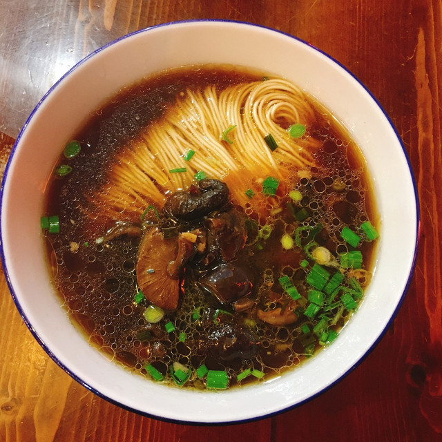 肉丝香菇面图片