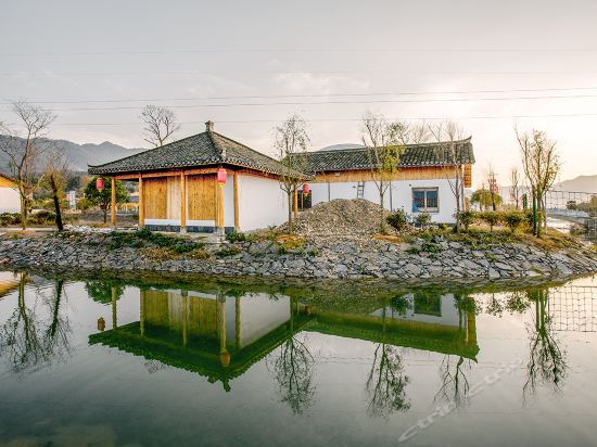 宣城市 住宿服务 酒店 > 泾县桃花潭畔水街木屋酒店