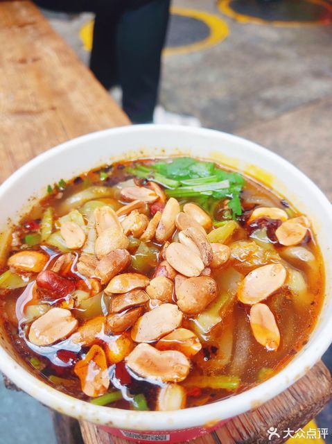 八哥酸辣粉(东门町店)位于深圳市罗湖区东门街道人民北路永新街深圳市