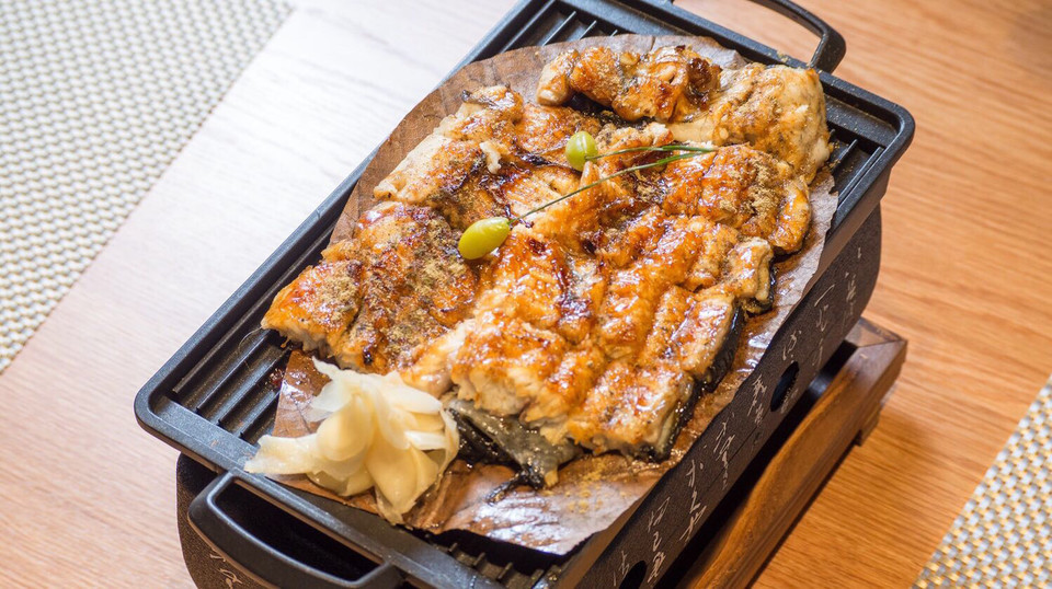 备长碳烤活鳗图片