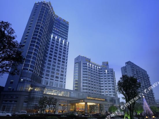 江城船长:酒店位于九江市中心繁华地带,紧邻甘棠