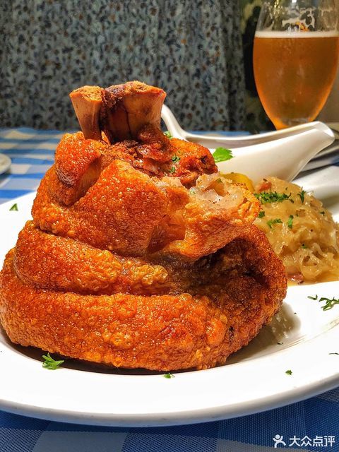 招牌脆皮烤猪肘图片