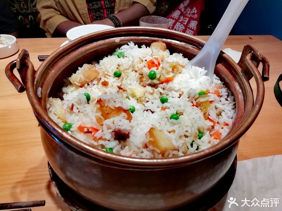 铜锅洋芋火腿焖饭