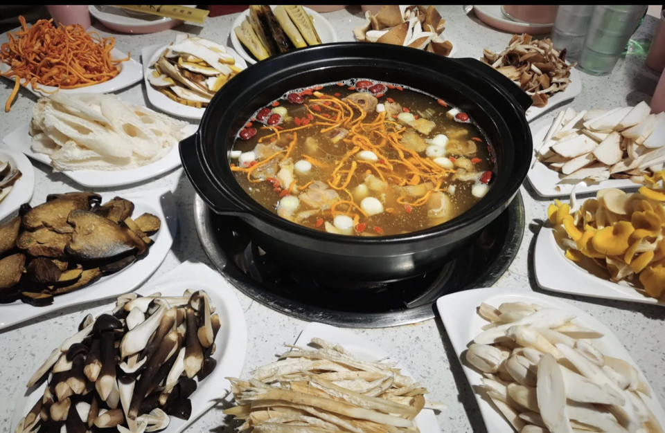野生菌火锅图片