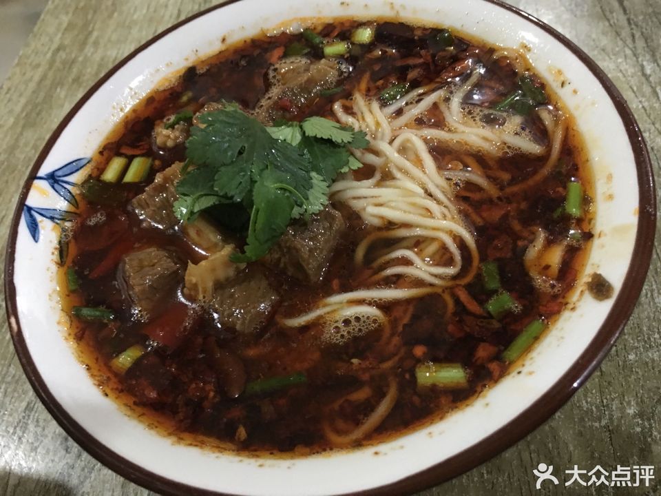 牛肉米面鲜肉抄手推荐菜:罗二姐抄手位于自贡市荣县西街与河街交汇处