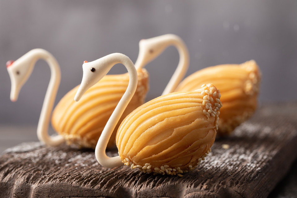 冰湖天鹅酥图片