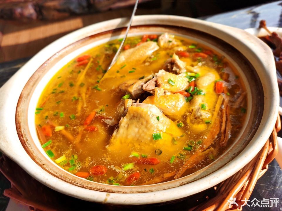 金针枸杞本鸡煲图片