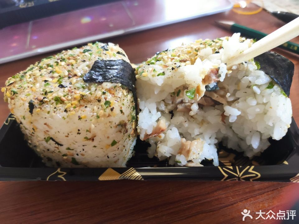 吞拿鱼饭团图片