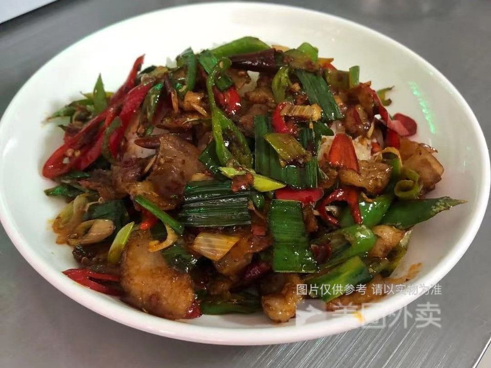 牛肉小米辣蓋澆飯紅燒牛肉蓋飯推薦菜:金花小吃位於德宏傣族景頗族