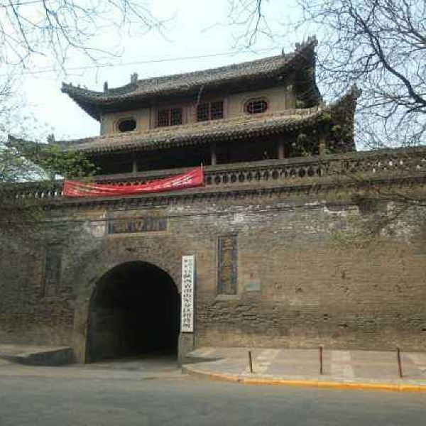 单位,在鼓楼正中,有南北向的券形门洞,门洞上方镶嵌着渭南县三字题刻