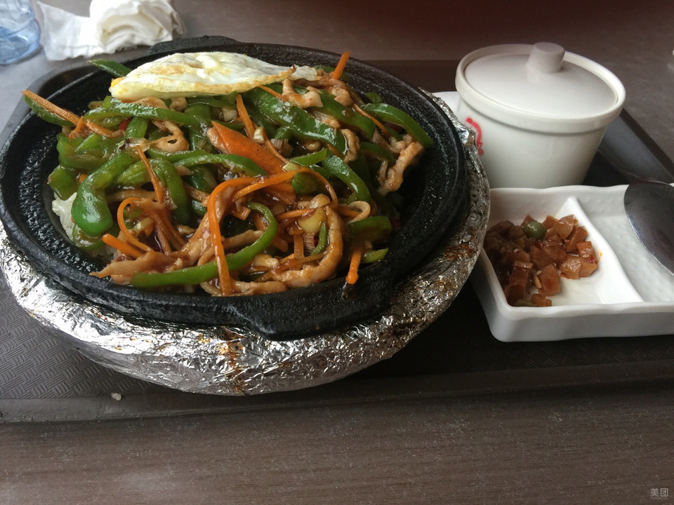 青椒肉丝煲仔饭图片