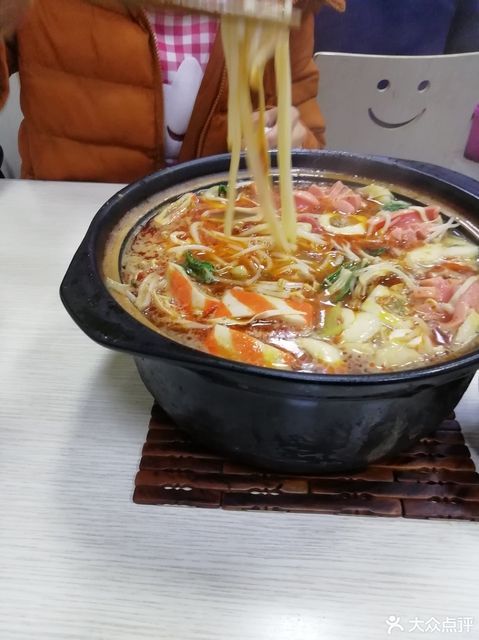 七彩云南过桥米线位于滁州市凤阳县东华路与文昌街交口南行100米路西