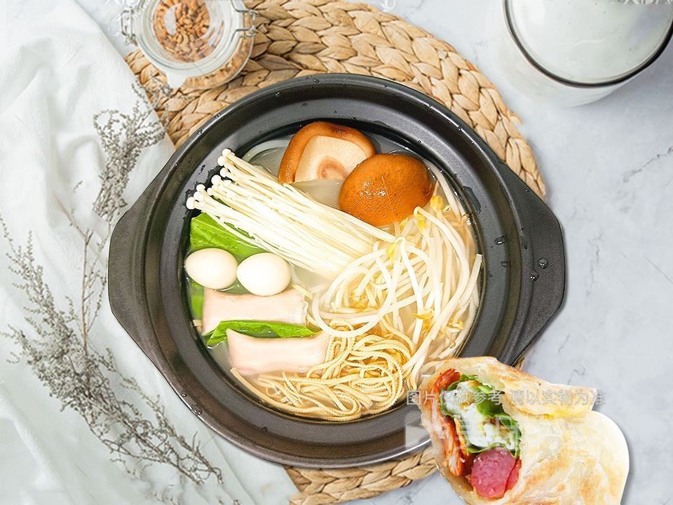 新品砂锅菌菇米线图片