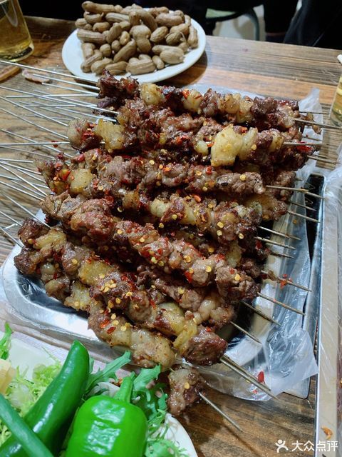 推荐菜:大傻肉串位于齐齐哈尔市龙沙区安顺街道一厂十二委248组(近一