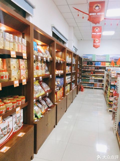                白帽服务区便利店