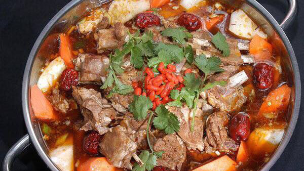 特色羊肉大串全羊汤推荐菜:万棵兰山全羊楼位于大连市瓦房店市钻石街