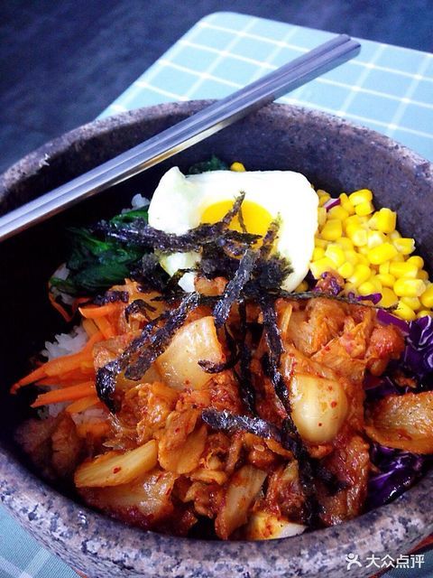 辣白菜五花肉石锅拌饭图片