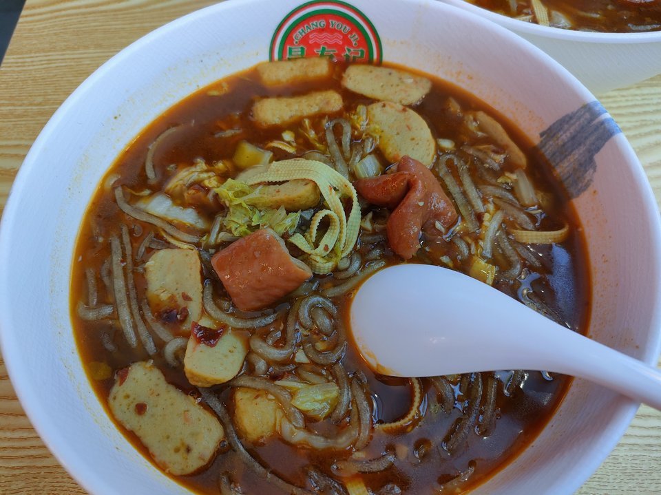 甜不辣酸辣粉图片