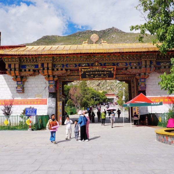 藏傳佛教格魯派六大主寺之一,色拉寺與哲蚌寺,甘丹寺合稱拉薩三大寺