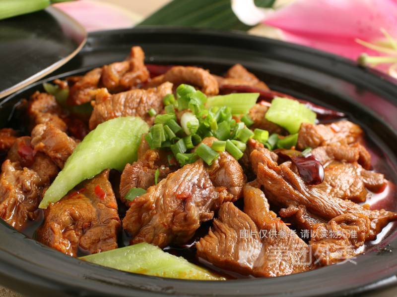 特色牛腩煲图片