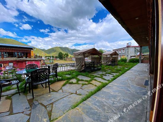 康定赞美康萨民宿