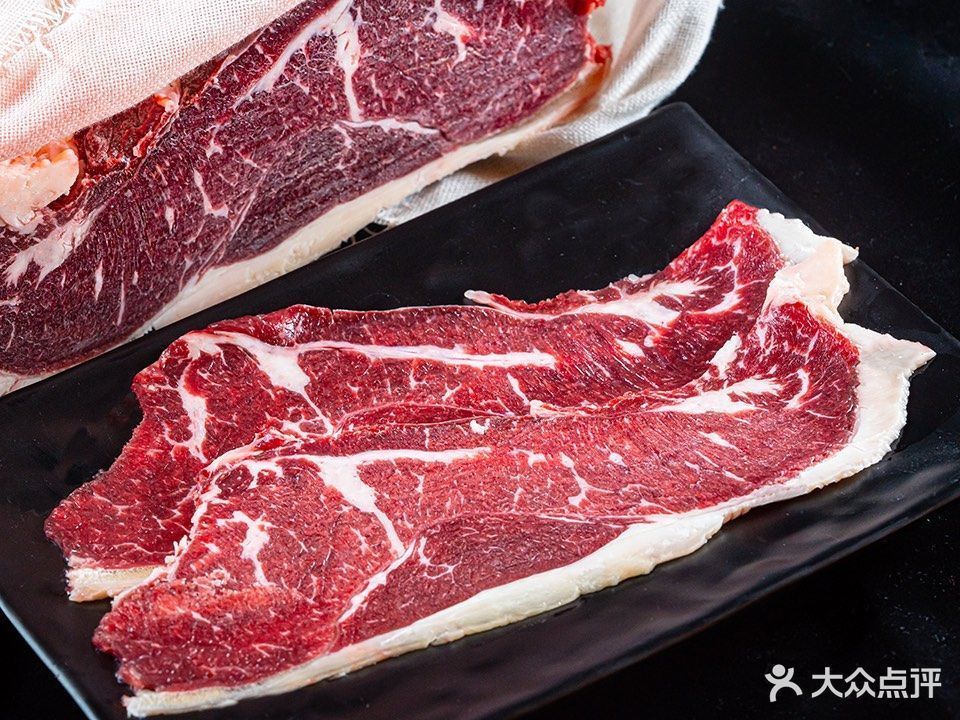 鹰嘴拌肉推荐菜:小火炉齐齐哈尔烤肉(皮皮虾海鲜广场店)位于三亚市