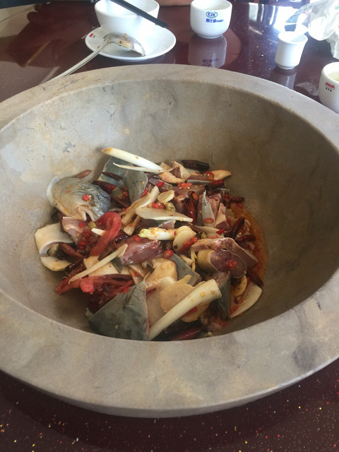 玉溪抚仙湖生态石锅鱼铜锅鱼