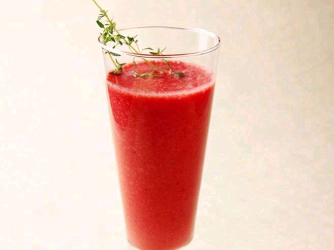 鲜榨草莓汁图片