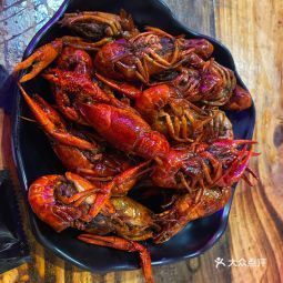 装修设计一百分,属于暗色调的,里面跟个酒吧似的,实际是挂狗头卖羊肉