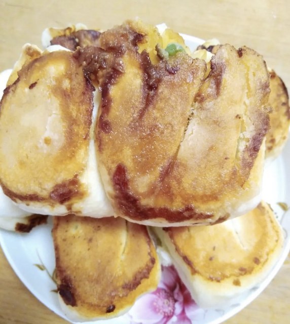 韭菜肉炉包推荐菜:王记特色炉包位于青岛市市北区嘉定路瑞丰嘉苑东北