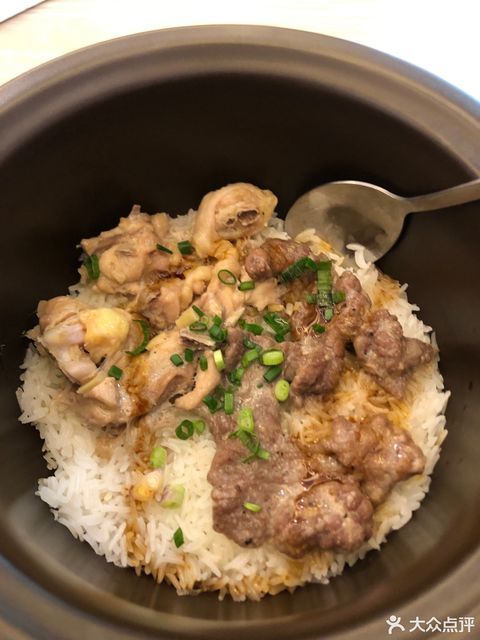 牛肉滑鸡煲仔饭图片