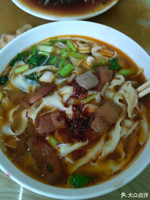 大碗刀削面图片