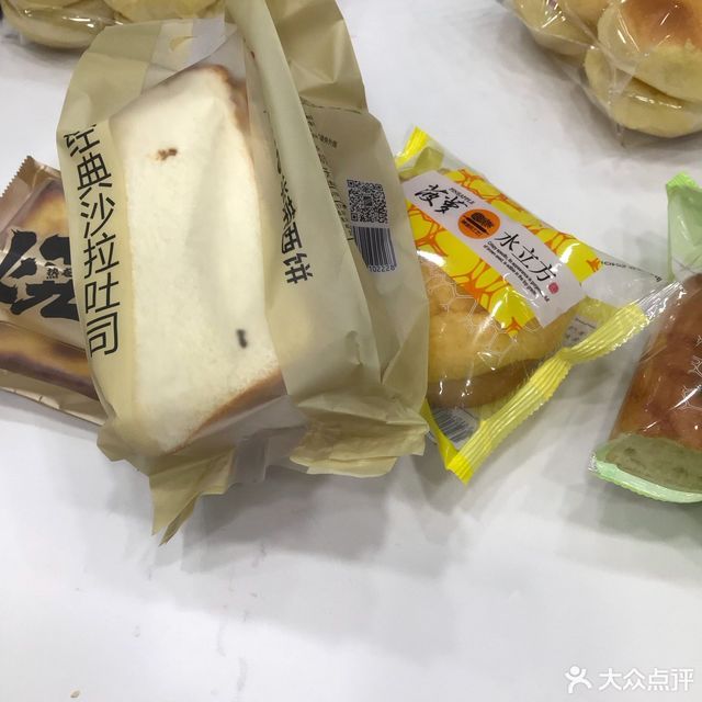 华荣西饼位于揭阳市榕城区西关路 标签:甜点饮品蛋糕店面包店面包西点