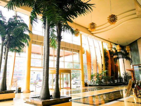 金陵(丹阳)饭店位于镇江市丹阳市云阳路1号推荐菜:分类:星级酒店;高档