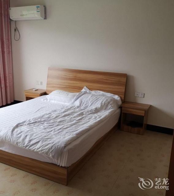 龙都大酒店 地址:杭州市临安区龙岗镇龙舒街828号 龙岗山庄 地址:杭州