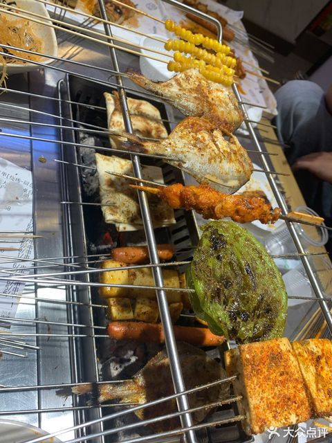 餐馆 正餐 中餐正餐 > 绿地三只羊羊肉串标签: 推荐菜:分类:餐饮;烧烤
