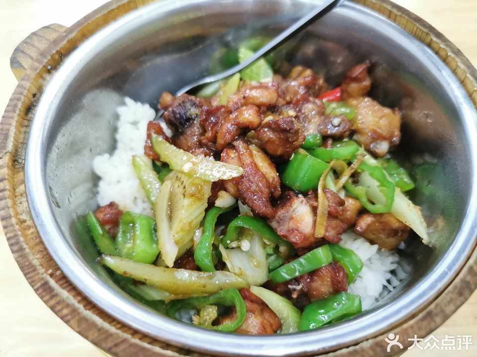 辣子鸡木桶饭图片