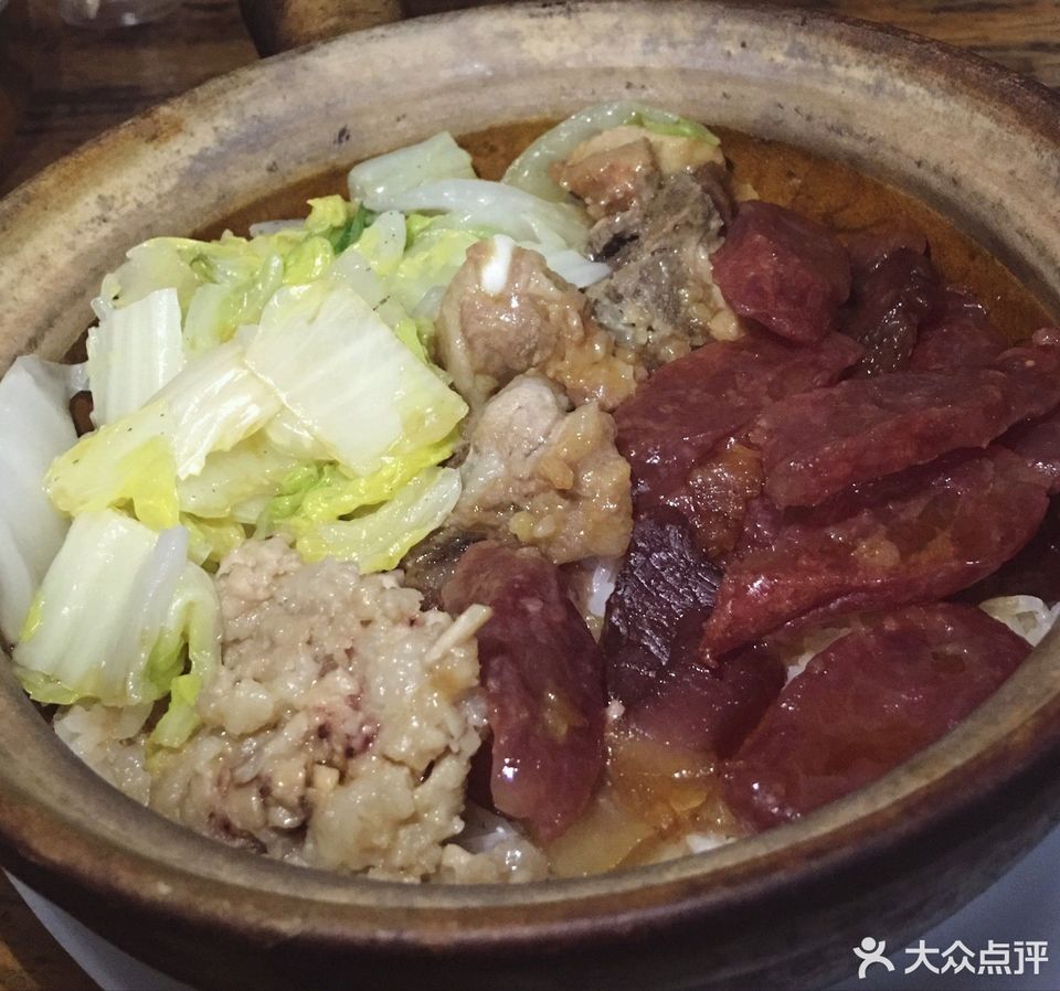 腊肠咸蛋肉饼煲仔饭胶鱼肉饼鸡煲仔饭推荐菜:亚温饮食店位于珠海市