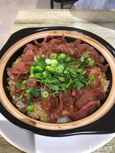 腊肠牛肉煲仔饭图片