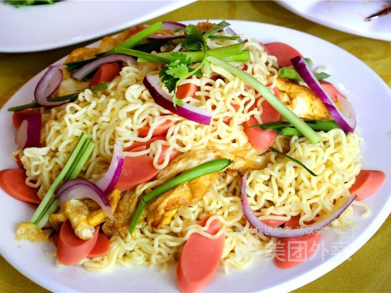 铁板香肠炒方便面图片