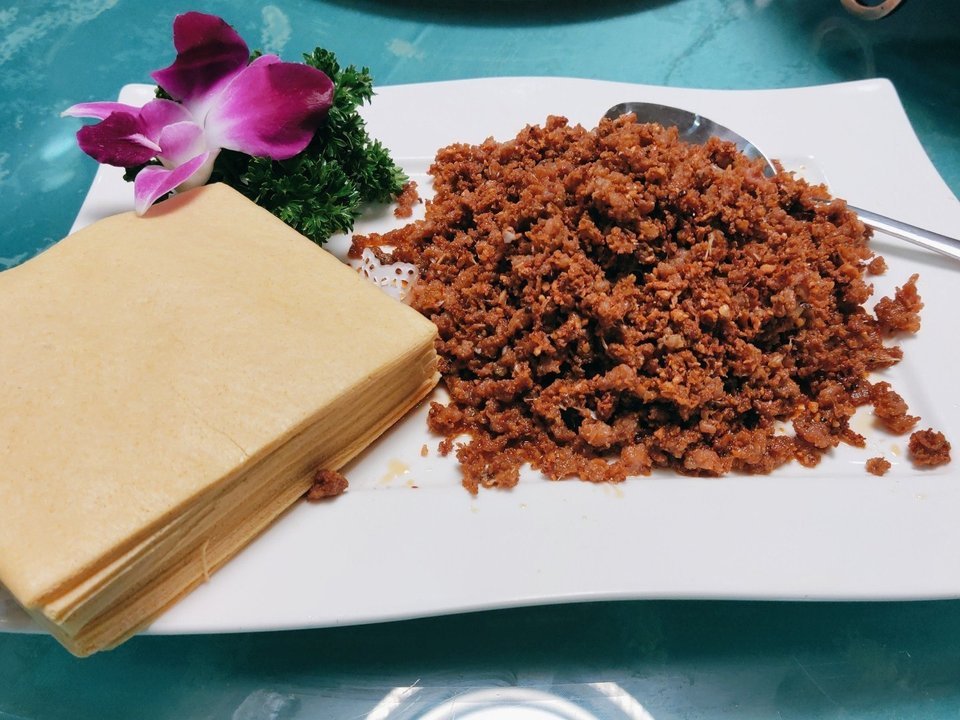 至尊狮子头铁锅碟鱼头推荐菜:合香园位于泰安市泰山区泰安兰亭坊酒店