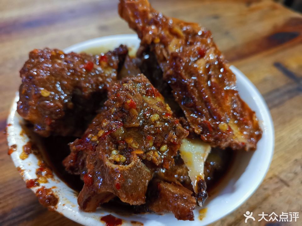 推荐菜:正宗牛骨粉(八村店)位于南昌市青山湖区八村东街与进外路交叉