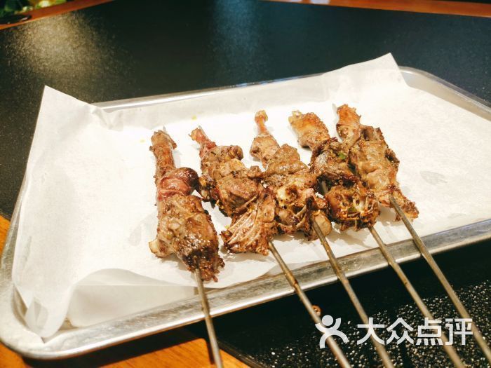 吃相大肉串烤鸽子