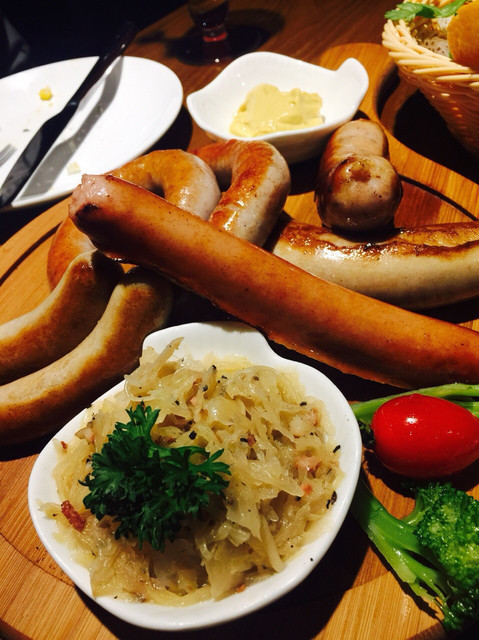 德式香肠配德国酸菜拼盘图片