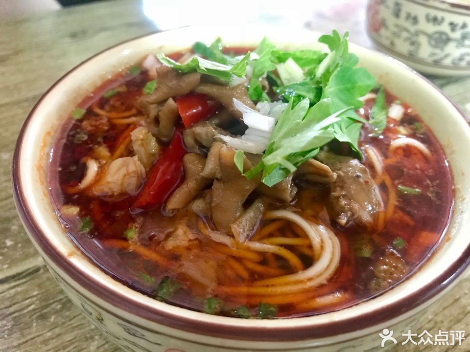 藤椒鸡杂面图片