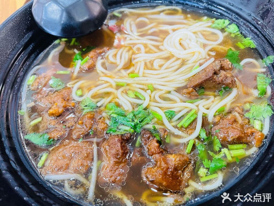 番茄牛肉面推荐菜:五马四顾桥九块九牛肉面(马鞍池东路)位于温州市